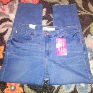 NWTs Levis* Signature Distressed Mid-Rise Boyfriend Slim Jeans